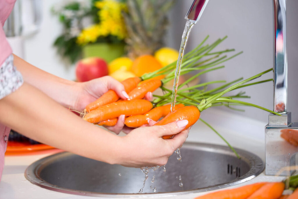 Мытье овощей под проточной водой